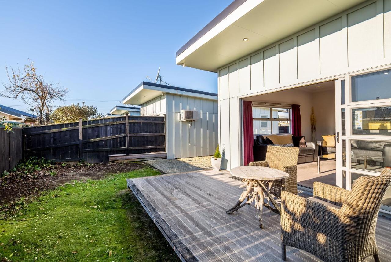 Two Four Cologne Villa Martinborough Exteriör bild